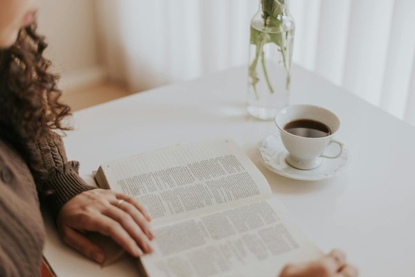 Quels styles de manteaux en fausse fourrure privilégier pour une silhouette athlétique ?