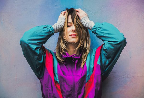 Comment combiner des pantalons à rayures avec des tops à motifs pour un style harmonieux?