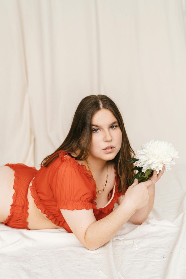 Lingerie rouge : élégance, séduction et statement de saison